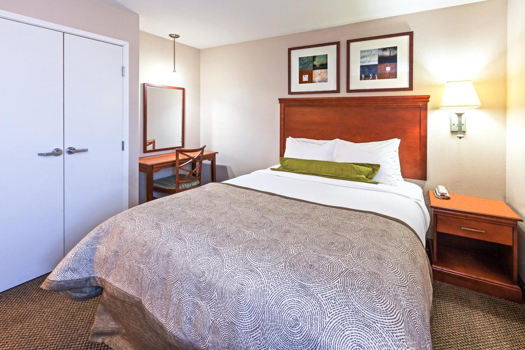 One-Bedroom Queen Room with Mobility Accessible Tub - Non-Smoking